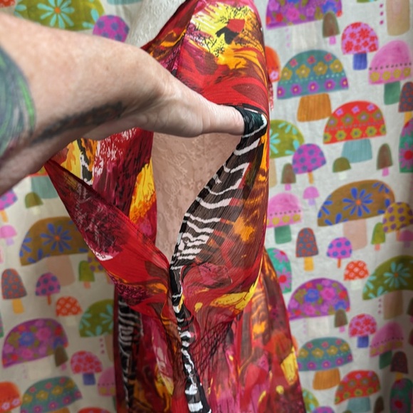 Monroe & Main Sheer Cover Up. Large - Picture 9 of 13